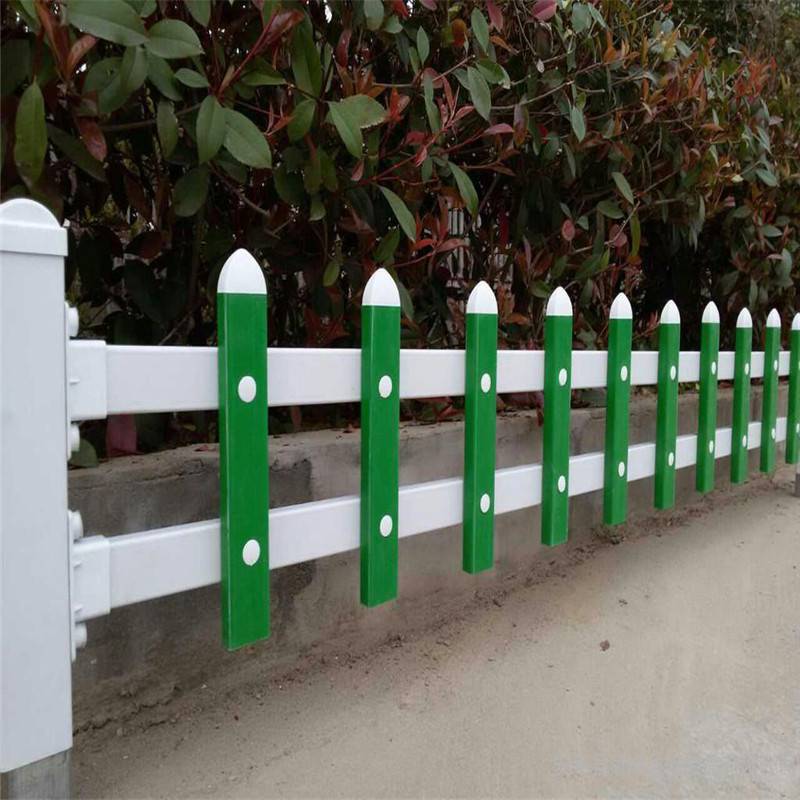PVC白色草坪護欄 美觀耐用的園林裝飾與防護選擇